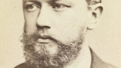 過去を悔やみ、未来に希望を抱き、現在に満足しない｜チャイコフスキーの名言